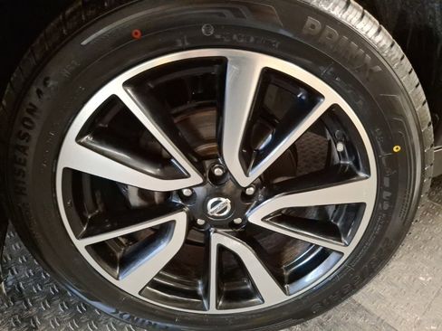 Used 2020 Nissan Rogue SL w/ Premium Package image 3