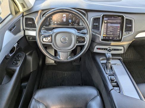 Used 2018 Volvo XC90 T6 Momentum w/ Convenience Package image 6