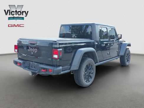 Used 2023 Jeep Gladiator Rubicon w/ Cold Weather Group AWD/4WD image 17