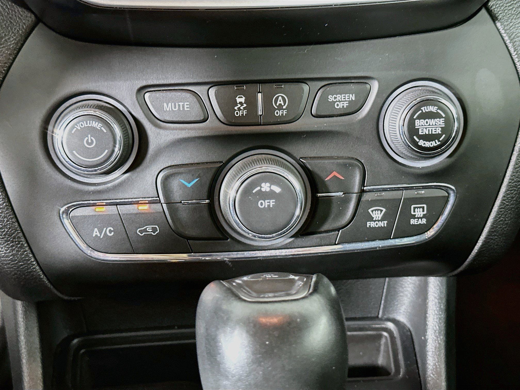 Used 2019 Jeep Cherokee Latitude Plus w/ Cold Weather Group AWD/4WD image 23