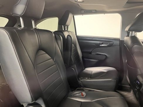 Used 2023 Toyota Highlander L image 13