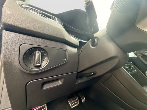 Used 2022 Volkswagen Tiguan SE R-Line image 11