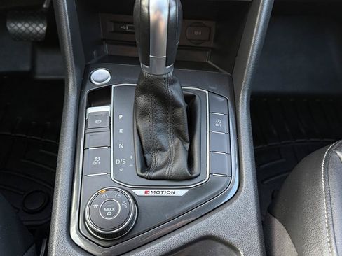 Used 2018 Volkswagen Tiguan SE AWD/4WD image 53