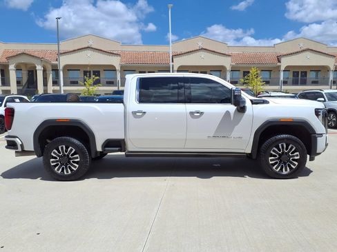 Used 2025 GMC Sierra 3500 Denali Ultimate AWD/4WD image 4
