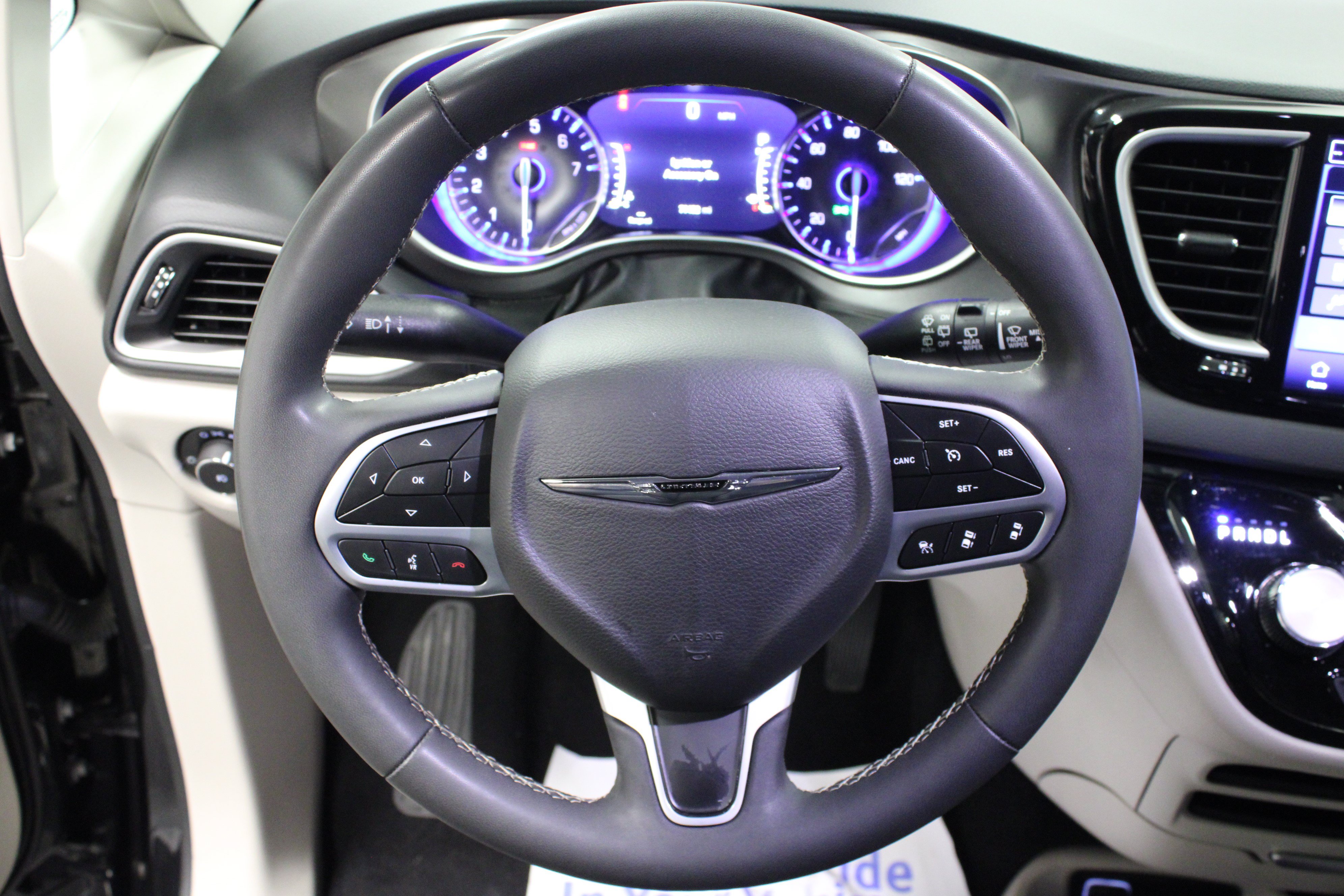 Used 2023 Chrysler Pacifica Touring-L FWD image 18