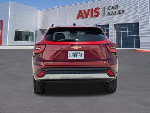 Used 2025 Chevrolet Trax LT w/ LT Convenience Package FWD image 7