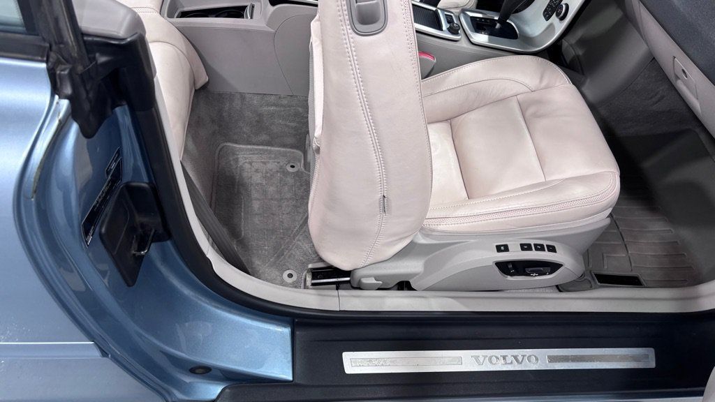 Used 2011 Volvo C70 T5 w/ Multimedia Pkg FWD image 32