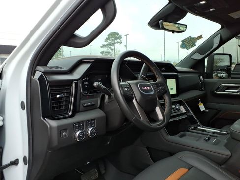Used 2025 GMC Sierra 2500 AT4 w/ Technology Package image 8