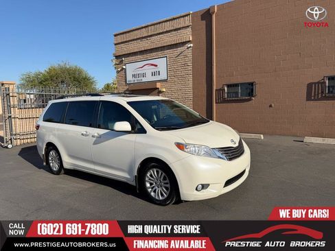 Used 2017 Toyota Sienna XLE Premium FWD image 3