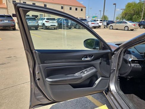 Used 2025 Nissan Altima 2.5 SV FWD image 11