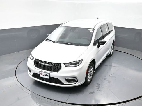 New 2026 Chrysler Pacifica Select image 41