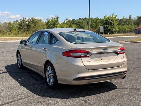 Used 2017 Ford Fusion SE w/ Fusion SE Technology Package FWD image 5