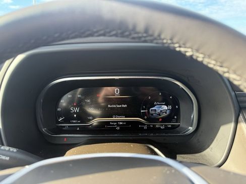 Used 2024 GMC Yukon SLT w/ SLT Premium Package image 12