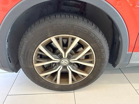 Used 2019 Volkswagen Tiguan SE w/ Panoramic Sunroof Package FWD image 4