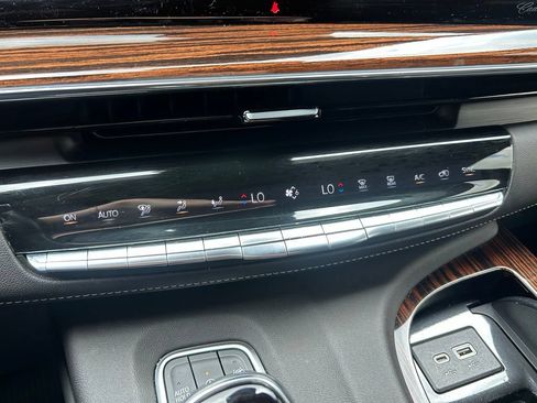 Used 2022 Cadillac Escalade ESV Premium Luxury w/ Performance Package AWD/4WD image 34