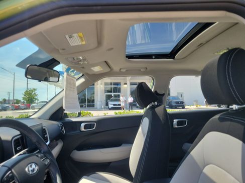 Used 2023 Hyundai Venue SEL FWD image 21