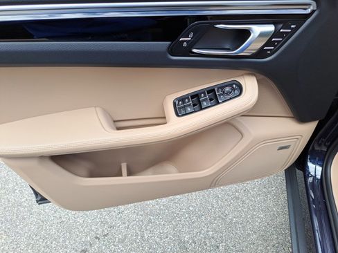Certified 2021 Porsche Macan image 24