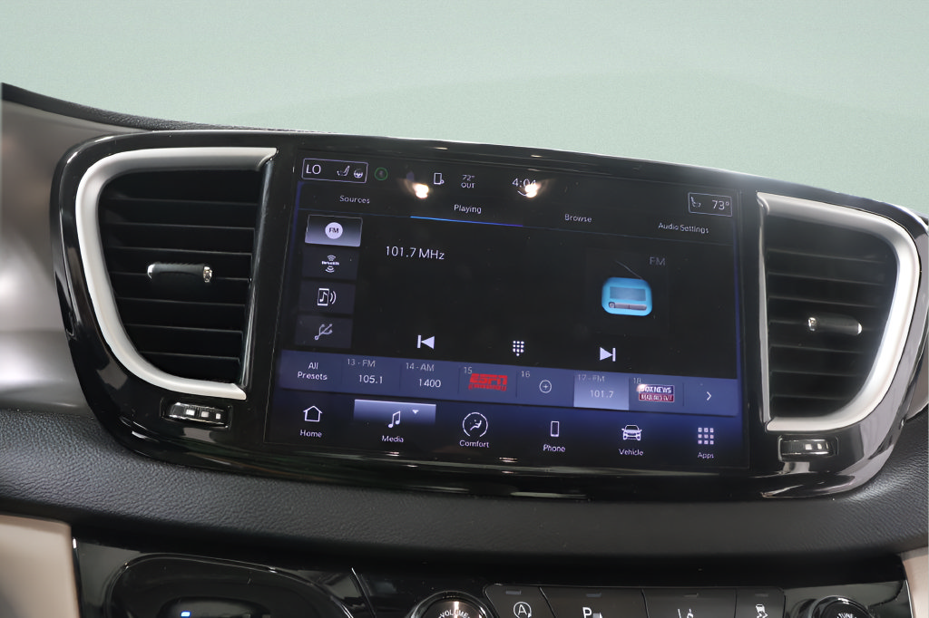Used 2024 Chrysler Pacifica Touring-L FWD image 8