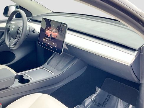 Used 2025 Tesla Model Y Long Range RWD image 29