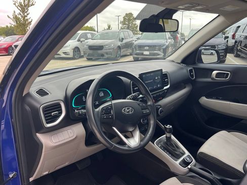 Certified 2025 Hyundai Venue SEL FWD image 22
