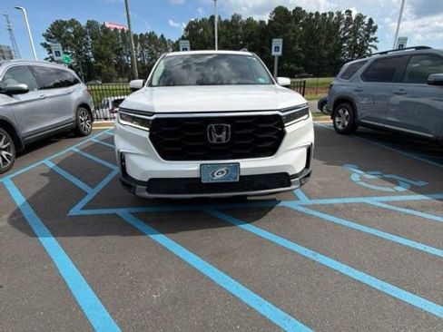 Used 2023 Honda Pilot Touring image 3