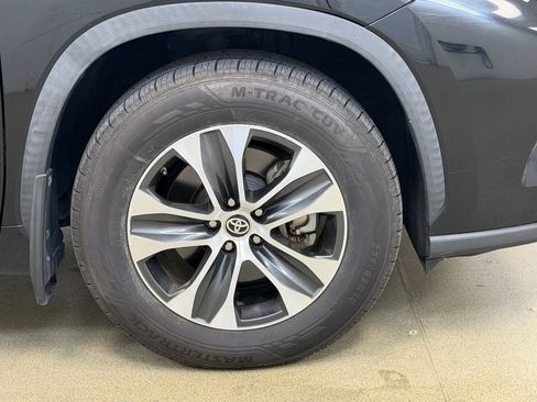 Used 2021 Toyota Highlander XLE AWD/4WD image 4