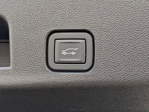 Used 2025 Chevrolet Traverse RS image 32