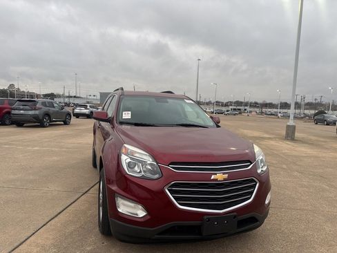 Used 2017 Chevrolet Equinox LT image 2