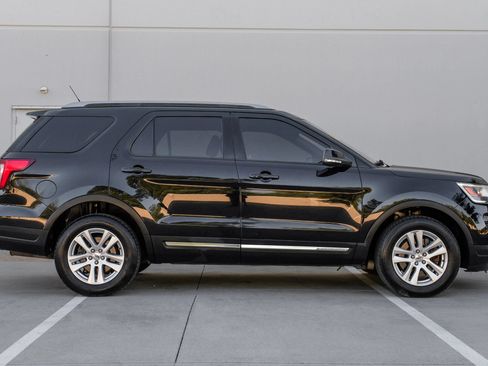 Used 2018 Ford Explorer XLT w/ Equipment Group 202A AWD/4WD image 3