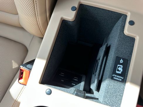 Certified 2025 Porsche Macan image 27