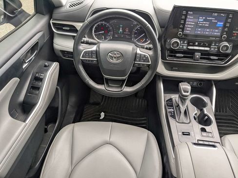 Used 2022 Toyota Highlander XLE FWD image 18