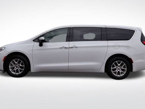 Used 2023 Chrysler Pacifica Touring image 11