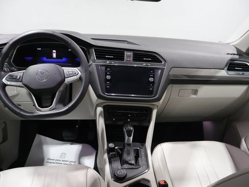Used 2022 Volkswagen Tiguan SE w/ Panoramic Sunroof Package AWD/4WD image 17