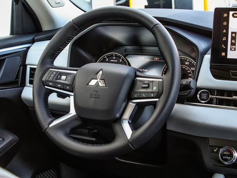 New 2025 Mitsubishi Outlander SE image 25