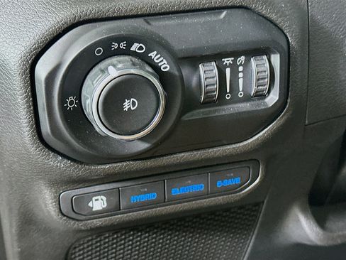 Used 2022 Jeep Wrangler Unlimited Sahara w/ Safety Group AWD/4WD image 17