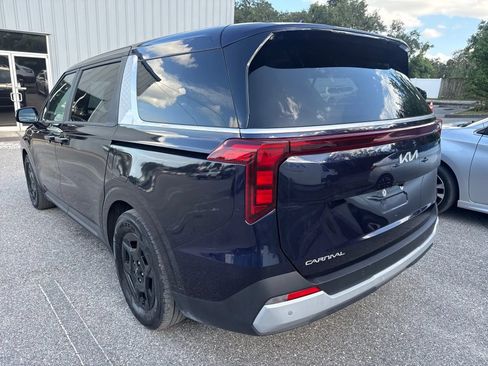 Used 2025 Kia Carnival FWD image 11
