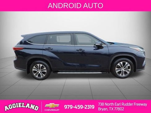 Used 2022 Toyota Highlander XLE image 2