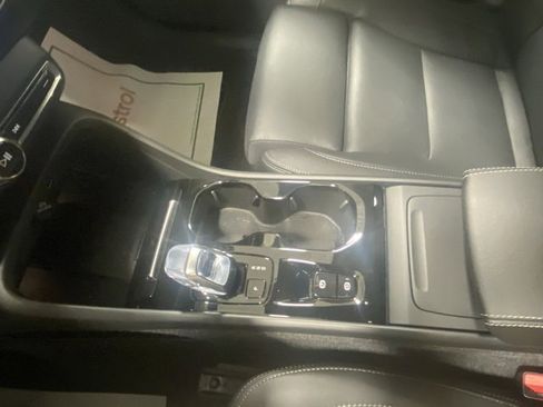 Certified 2025 Volvo XC40 B5 Plus image 26