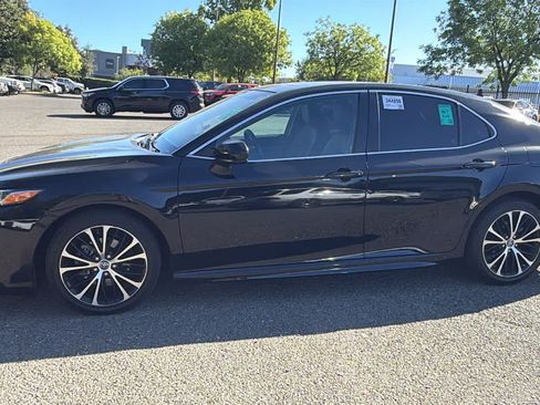 Used 2019 Toyota Camry SE FWD image 8