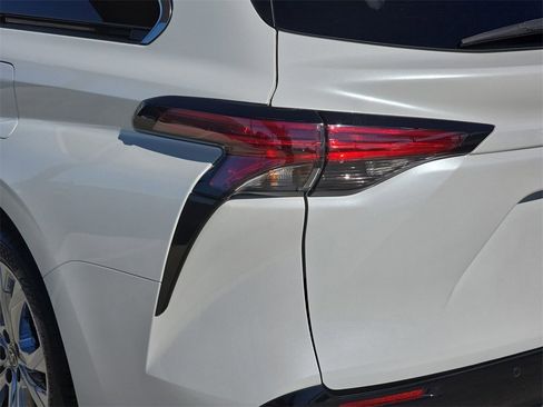 Used 2022 Toyota Sienna Platinum image 40