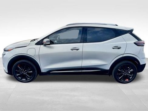 Used 2023 Chevrolet Bolt EUV Premier w/ Sun & Sound Package FWD image 5