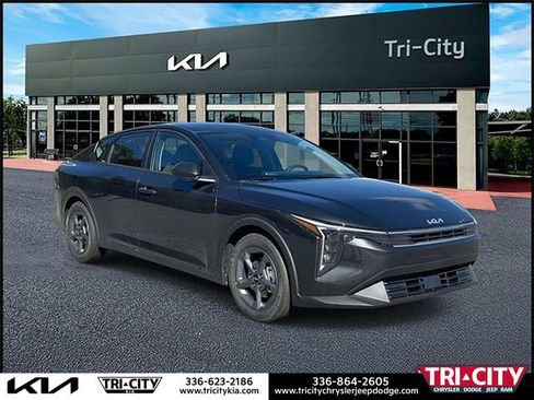 New 2025 Kia K4 LXS image 1