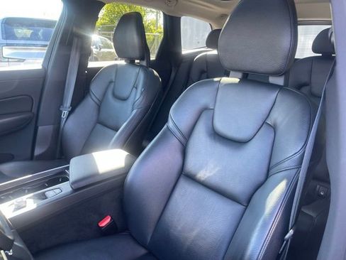 Used 2018 Volvo XC60 T5 Momentum w/ Vision Package AWD/4WD image 8