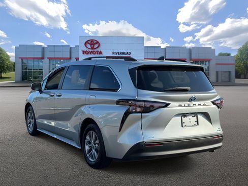 Certified 2023 Toyota Sienna XLE w/ XLE Plus Package AWD/4WD image 4