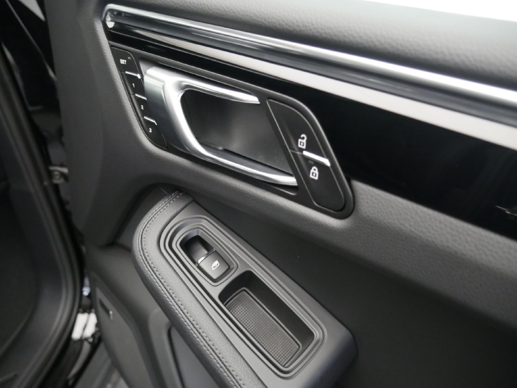 Certified 2026 Porsche Macan AWD/4WD image 25