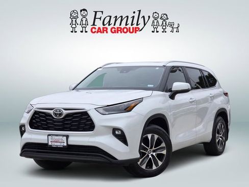 Used 2023 Toyota Highlander XLE FWD image 1