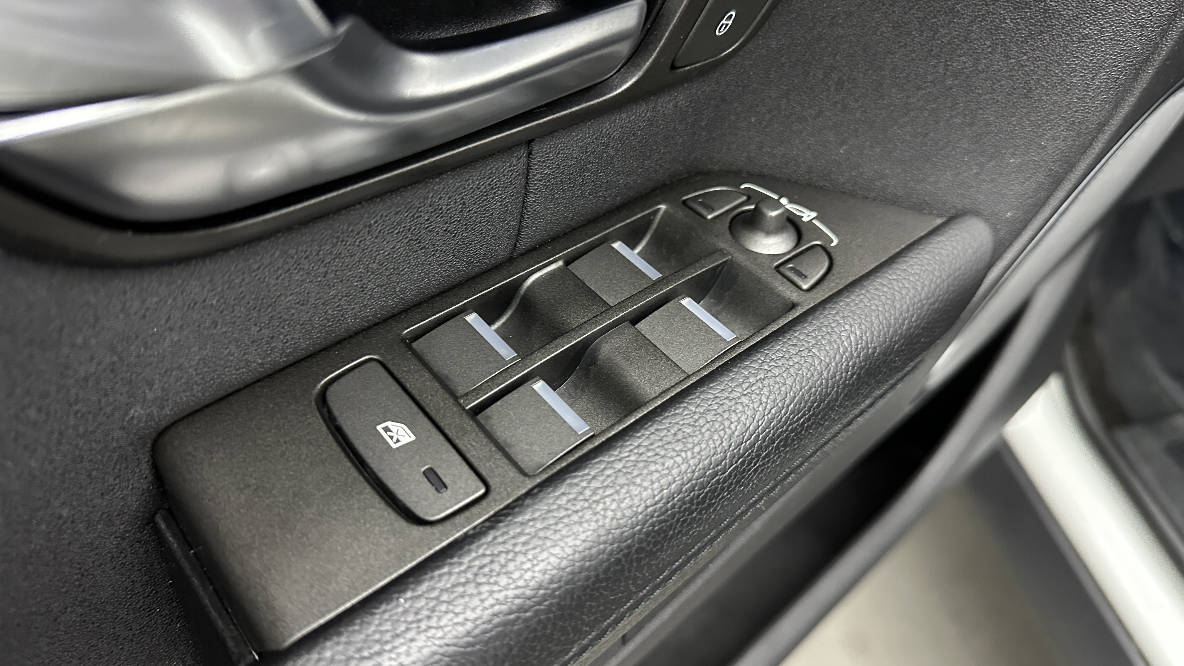 Used 2018 Land Rover Range Rover Evoque SE AWD/4WD image 12