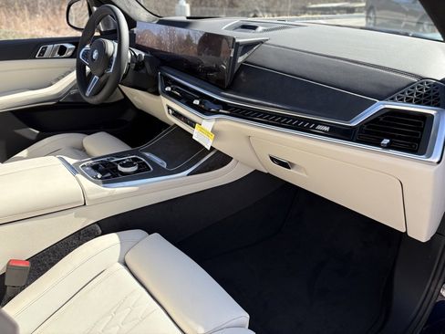 Used 2025 BMW X7 M60i image 27