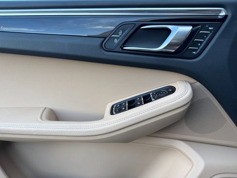 Certified 2025 Porsche Macan image 12