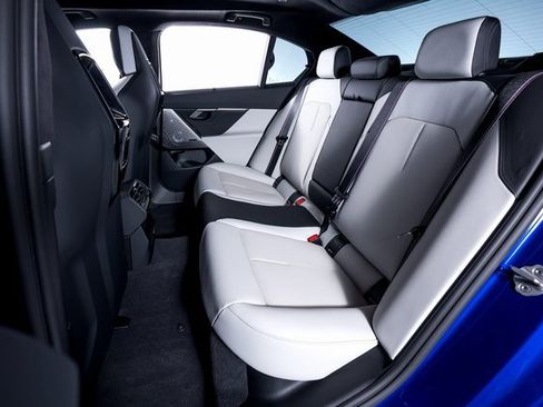 Used 2025 BMW M5 w/ Carbon Package image 24